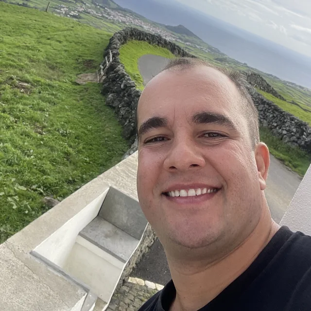 Marco Guerra sorrindo, em retrato de perfil